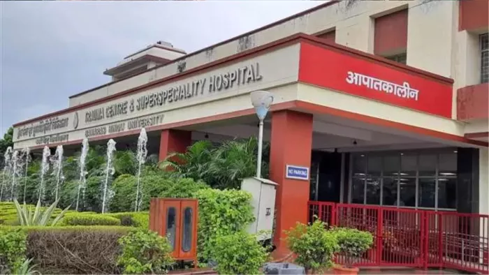 प्लास्टिक सर्जन न होने से गंभीर मरीजों को रेफर करना ही एकमात्र विकल्प बन जाता है।