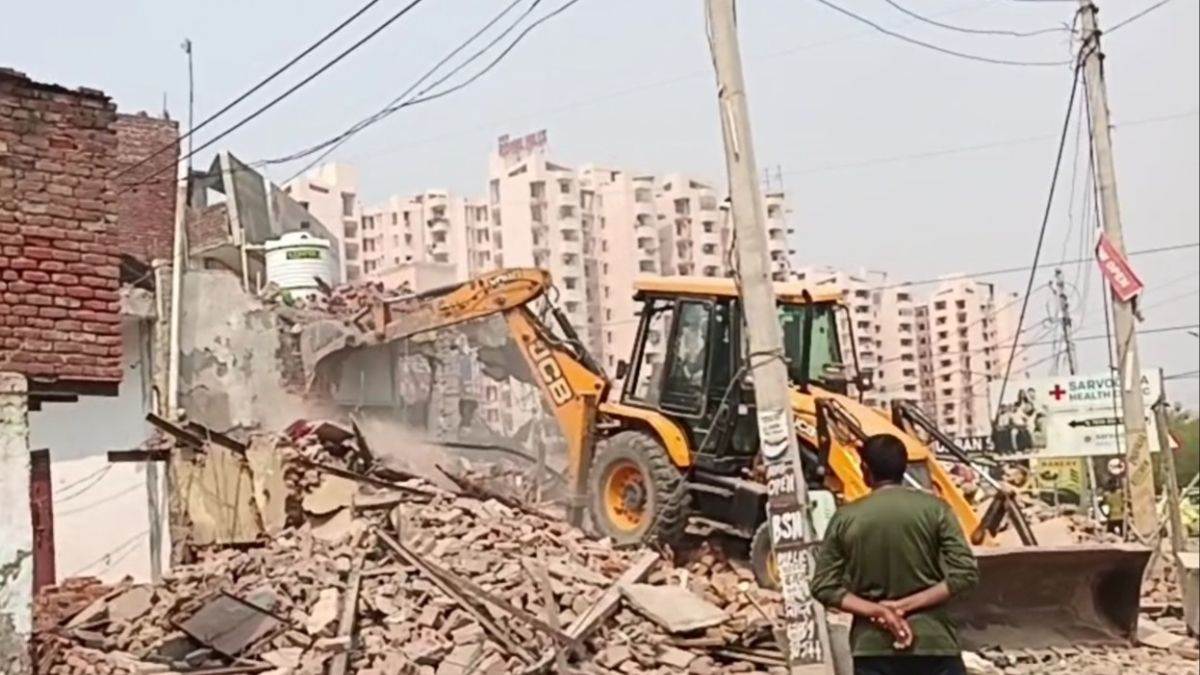 https://www.jagranimages.com/images/newimg/10082025/10_08_2025-bulldozer_24008743_84339663.jpg