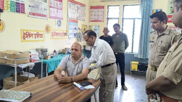 थाना दादों में तैनात दारोगा राजवीर सिंह के साथ हुई मारपीट के सीएचसी में जांच करते सीएमओ डा. नीरज त्यागी।