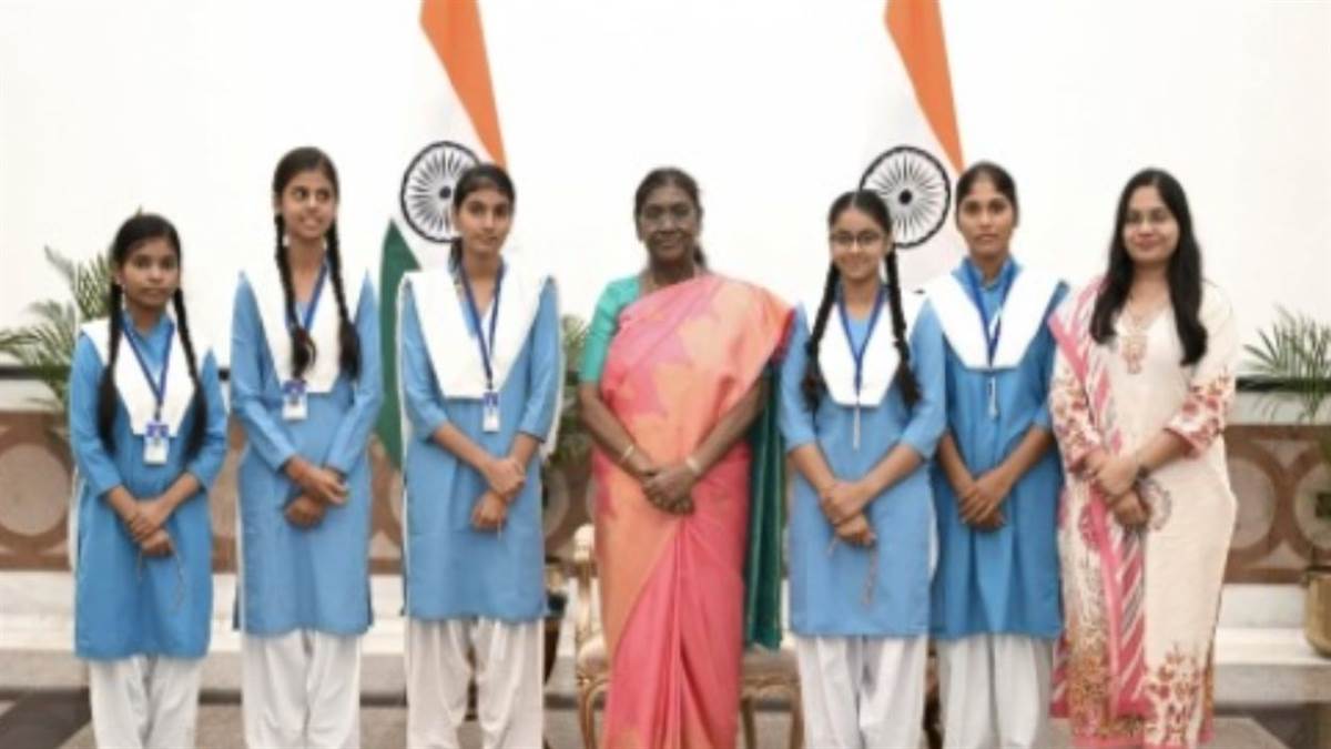 https://www.jagranimages.com/images/newimg/10082025/10_08_2025-etawah_girls_students_meeting_with_president__24009367.jpg