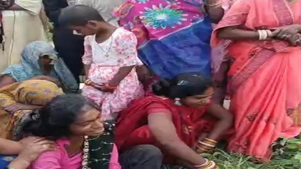 youth dead body found in field suspected death to electrocution in kaushambi