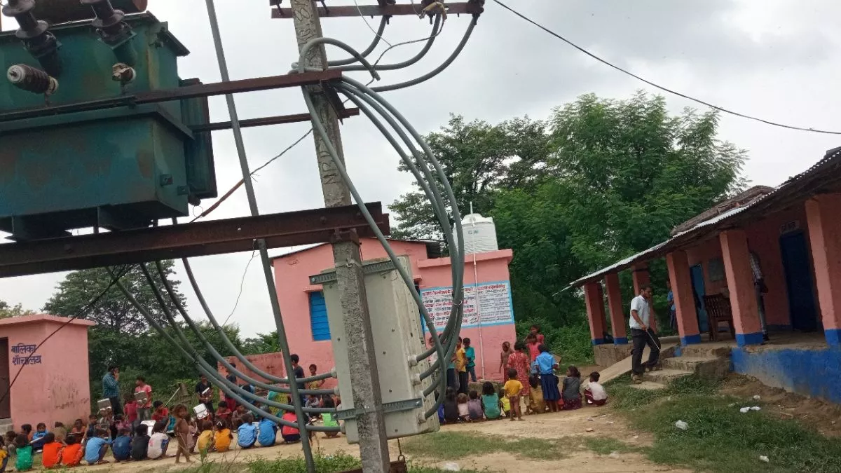 Muzaffarpur Govt School: खतरे की घंटी बजा रही बिजली, सामने पोखर खतरनाक