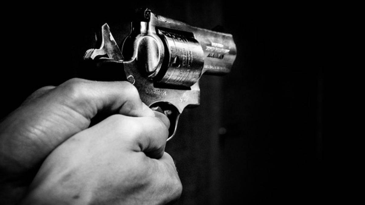 https://www.jagranimages.com/images/newimg/10082025/10_08_2025-man_with_pistol_24009069.jpg