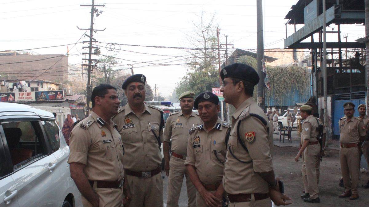 https://www.jagranimages.com/images/newimg/10082025/10_08_2025-noida_police_3_24008772.jpg