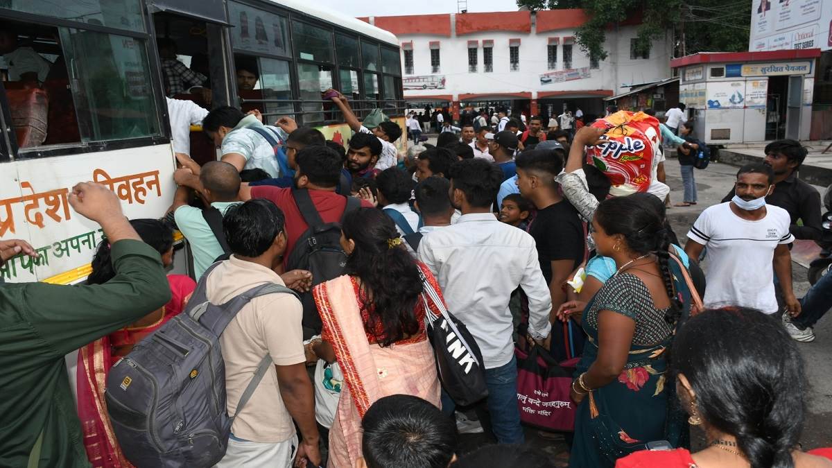 https://www.jagranimages.com/images/newimg/10082025/10_08_2025-prayagraj_bus_24009202.jpg