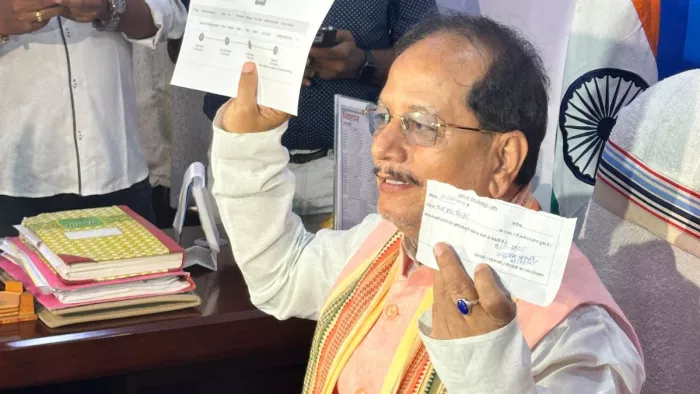 विजय सिन्हा ने प्रेस कॉन्फ्रेंस में मतदाता सूची से नाम हटाने के आवेदन के दस्तावेज दिखाए। फाइल फोटो