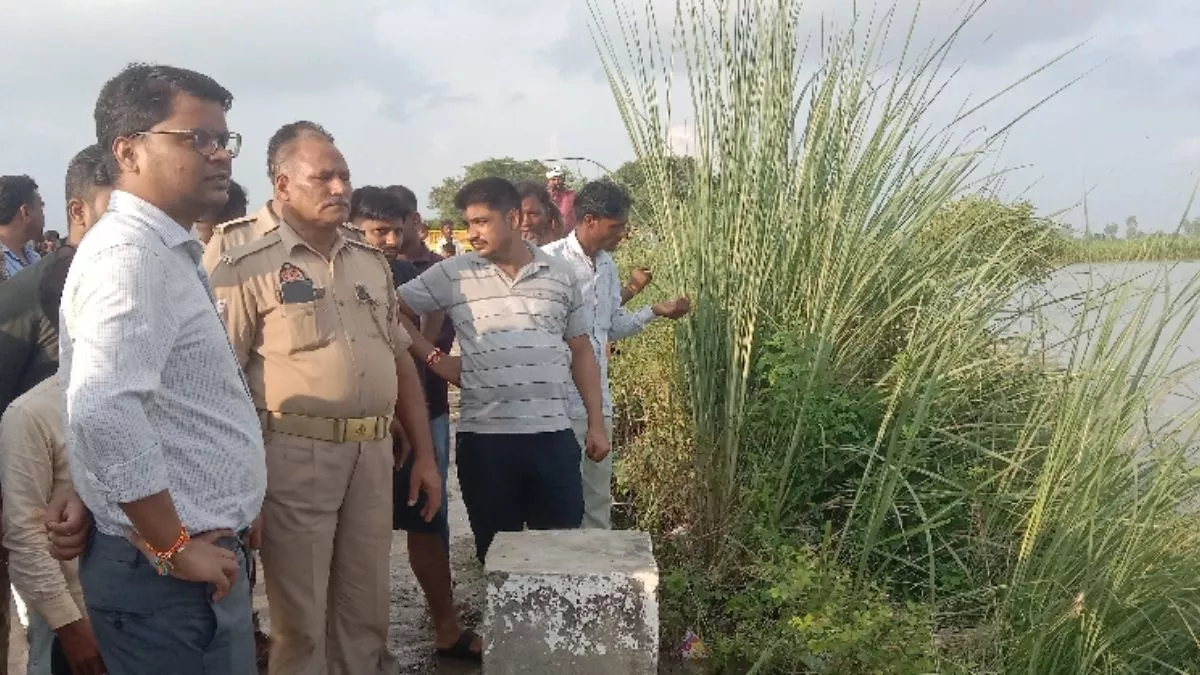 UP Flood: यूपी में हाईवे पर बाढ़ के पानी में डूब गई बाइक, महिला की मृत्यु, बेटी की तलाश जारी