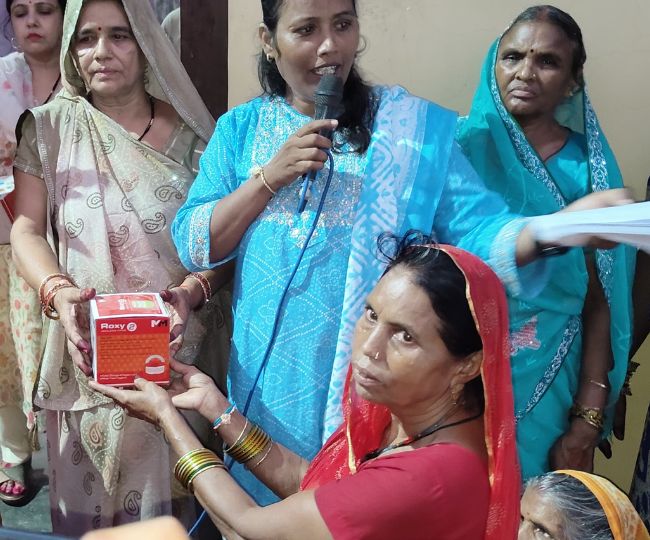 हमीरपुर में दंगल का पारंपरिक खेल, घूघंट डालकर लड़ती हैं इस गांव की ...