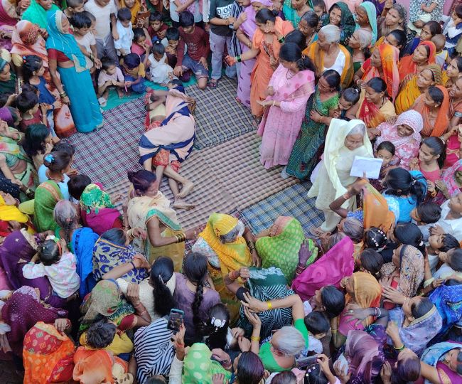 हमीरपुर में दंगल का पारंपरिक खेल, घूघंट डालकर लड़ती हैं इस गांव की ...