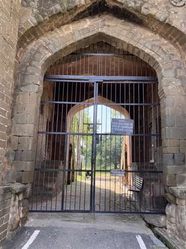 नूरपुर में नहीं खुले श्री बृजराज स्वामी मंदिर के कपाट, मंदिर न खुलने से श्रद्धालु निराश