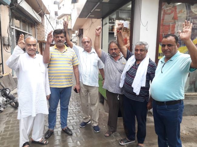मेन बाजार में कूड़ा उठान को लेकर दुकानदारों से जेबीएम ने पैसे मांगे तो हुआ हंगामा