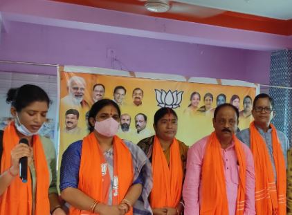 in the presence of umakant mohapatra the office bearers of the bjp district mahila morcha were honored
