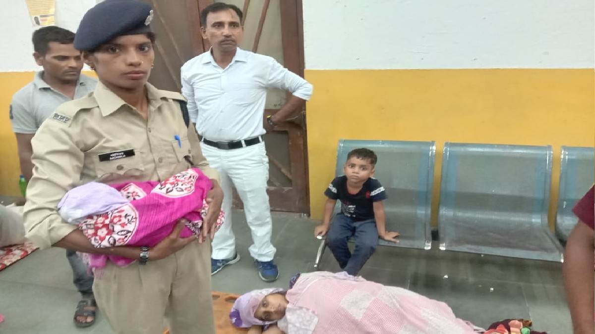 woman gives birth to baby girl in satyagraha express in shahjahanpur