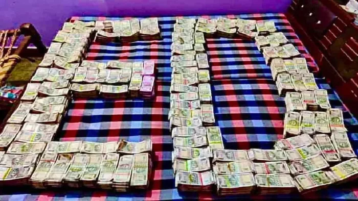 कोलकाता में ईडी की छापेमारी में मिले रुपये । जागरण फोटो।