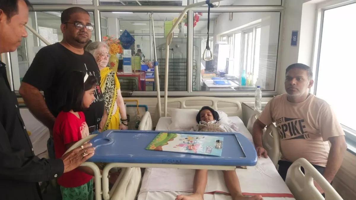 Jamshedpur school Van accident : टेल्को में तेज रफ्तार कार ने स्कूली वैन को मारी टक्कर, पलटा वैन, एक दर्जन बच्चे हुए घायल, एक गंभीर