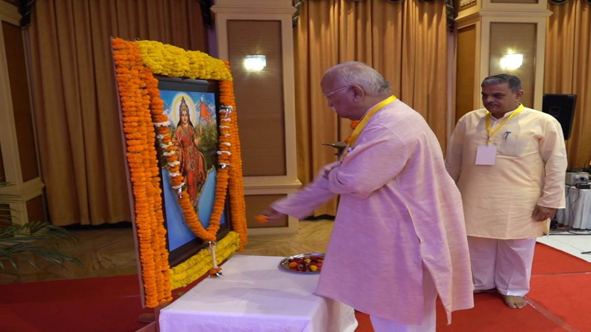 सरसंघचालक डॉ. मोहन भागवत (Mohan Bhagwat) और सरकार्यवाह दत्तात्रेय होसबाले ने भारत माता के चित्र पर माल्यार्पण किया।