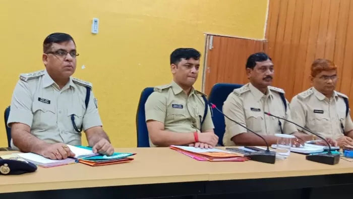 क्राइम कंट्रोल को लेकर बैठक करते मुंगेर एसपी।