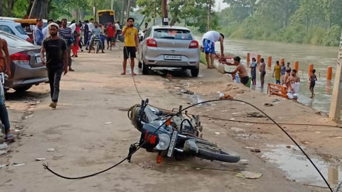बाइक पर टूट कर गिरा तार। जागरण।