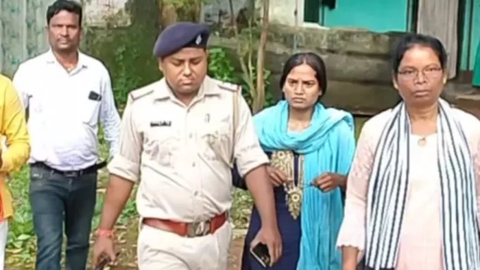 Jharkhand Crime News: पुलिस गिरफ्रत में चंचल कुमारी, ब्लू रंग का दुपट्टा वाली।