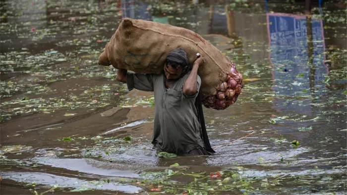 बाढ़ से पाकिस्तान की रही सही आर्थिक कमर भी टूट गई है।