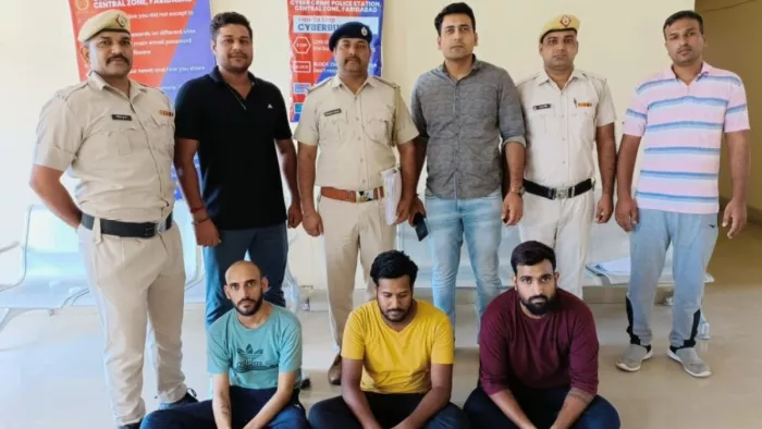 लोन का झांसा देकर ठगी करने वाले तीन गिरफ्तार। फोटो - दैनिक जागरण