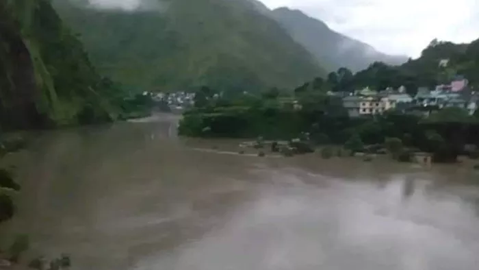 Uttarakhand Weather: उत्तराखंड में मौसम के तेवर फिर तल्ख हो गए हैं।