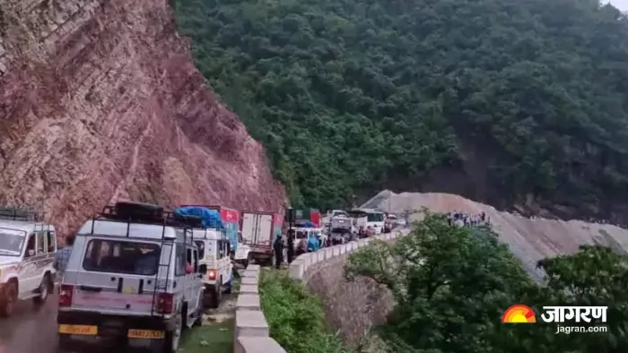चमोली की प्रवेश सीमा कमेड़ा में आठ घंटे बाद खुला बदरीनाथ राजमार्ग