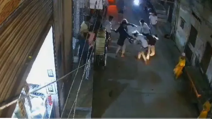 दिल्ली में युवक को 7-9 नाबालिगों ने जमकर पीटा, चाकू से ताबड़तोड़ किए वार; CCTV में दिखे हमलावर