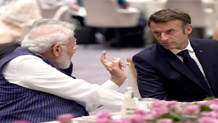 पीएम मोदी और फ्रांस के राष्ट्रपति इमैनुएल मैक्रों ने की मुलाकात (फोटो: पीटीआई)