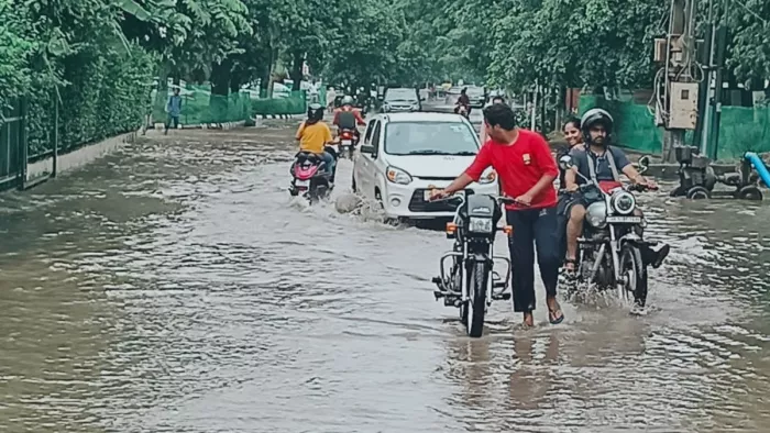 फरीदाबाद में बारिश से मौसम सुहाना, प्रशासनिक लापरवाही से सड़कों पर हुआ जलभराव