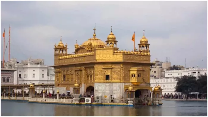 पत्रकार ने श्री हरिमंदिर साहिब की परिक्रमा में सेवादार पर तानी पिस्तौल, मामूली बात पर हुआ विवाद