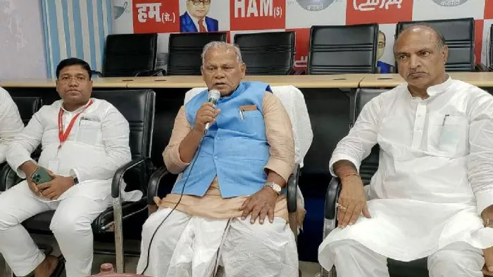 पटना में प्रेस से बात करते जीतन राम मांझी साथ में संतोष कुमार मांझी और अनिल कुमार। जागरण