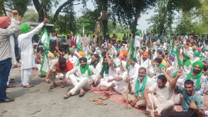 भारतीय किसान यूनियन ने मांगों को लेकर फिरोजपुर-फाजिल्का रोड पर लगाया जाम