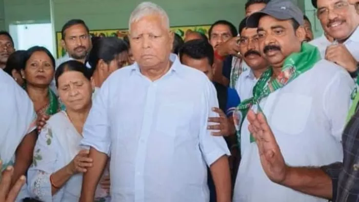 देवघर एयरपोर्ट से बाहर निकलते लालू यादव, राबड़ी देवी व मौके पर मौजूद राजद नेता व कार्यकर्ता