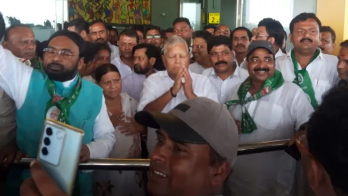 लालू यादव-राबड़ी देवी पहुंचे देवघर; दोनों हाथ जोड़कर किया अभिवादन, सोमवार को करेंगे बाबा की पूजा