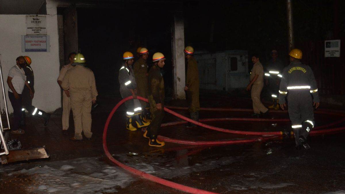 Agra Fire News डर्बी फुटवियर फैक्ट्री में लगी भीषण आग, धुआं भरने से
