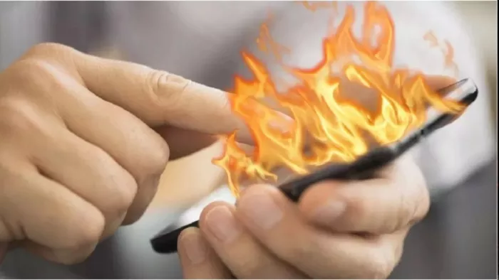 मोबाइल फटने पर डिलीट हुआ डाटा, कंपनी से मांगा एक करोड़ मुआवजा