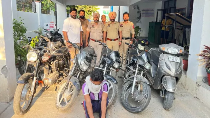 चाेरी के आठ मोटरसाइकिलों समेत एक गिरफ्तार