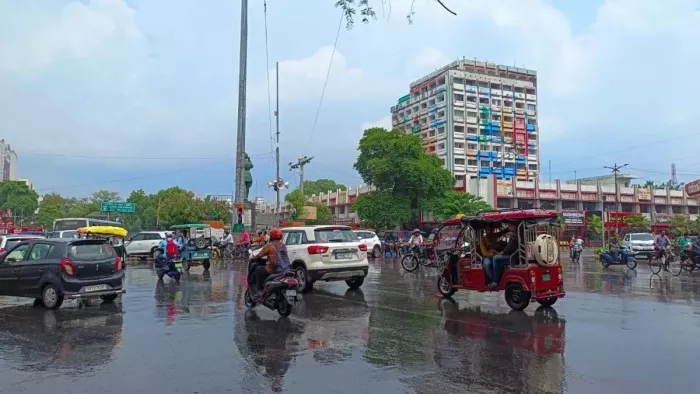 Rain In UP: यूपी के जिलों में झमाझम बारिश ने बदला मौसम का मिजाज