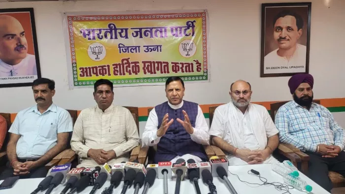ऊना के जिला भाजपा कार्यालय दीपकमल में आयोजित पत्रकार वार्ता में डा. राजीव बिंदल