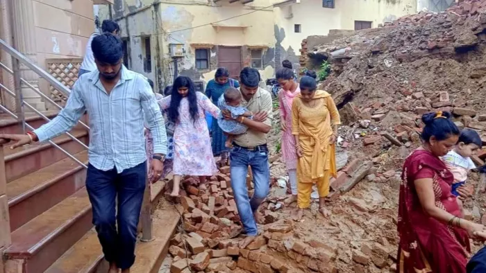 वृदांवन में बरसात के दौरान जर्जर दीवार गिरी, टला बड़ा हादसा; यहीं से होता है श्रद्धालुओं का आवागमन