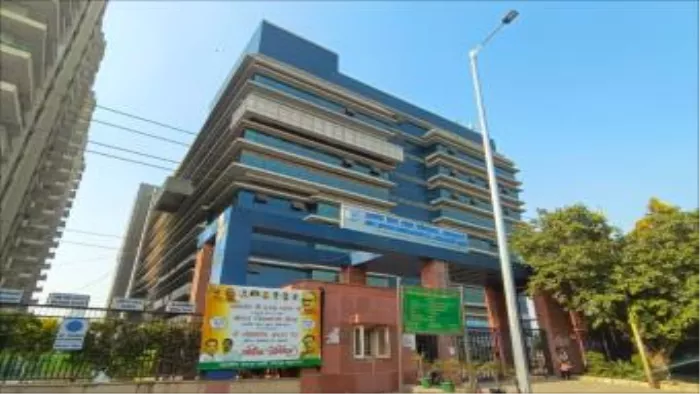 नोएडा के जिला अस्पताल में ड्यूटी करते समय वार्ड ब्वॉय को आया हार्ट अटैक, मौत।