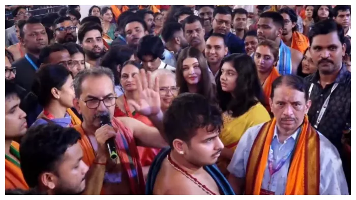 बप्पा के दर्शन करते हुए ऐश्वर्या राय बच्चन