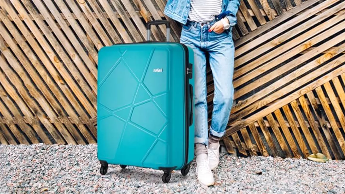 छोड़ो सदर और सरोजनी का लफड़ा! जब यहां सस्ते में मिल रहे Safari Suitcase, टिकाऊ और मजबूत है क्वालिटी