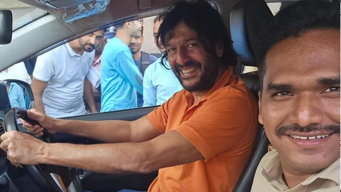 61 की उम्र में चंकी पांडे बने प्रोपर ड्राइवर (Photo Credit-Instagram)