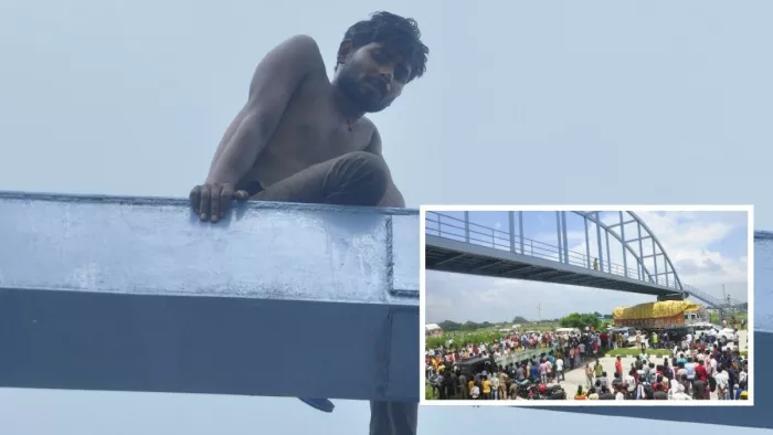 ऊपरगामी सेतु के रेलिंग पर युवक के चढ़ने की सूचना के बाद मौके पर जुटी भीड़। जागरण