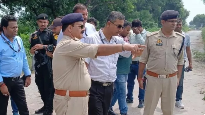 घटनास्थल की जांच करते एटीएस के आईजी नीलाब्जा चौधरी (बाएं से दूसरे )। जागरण