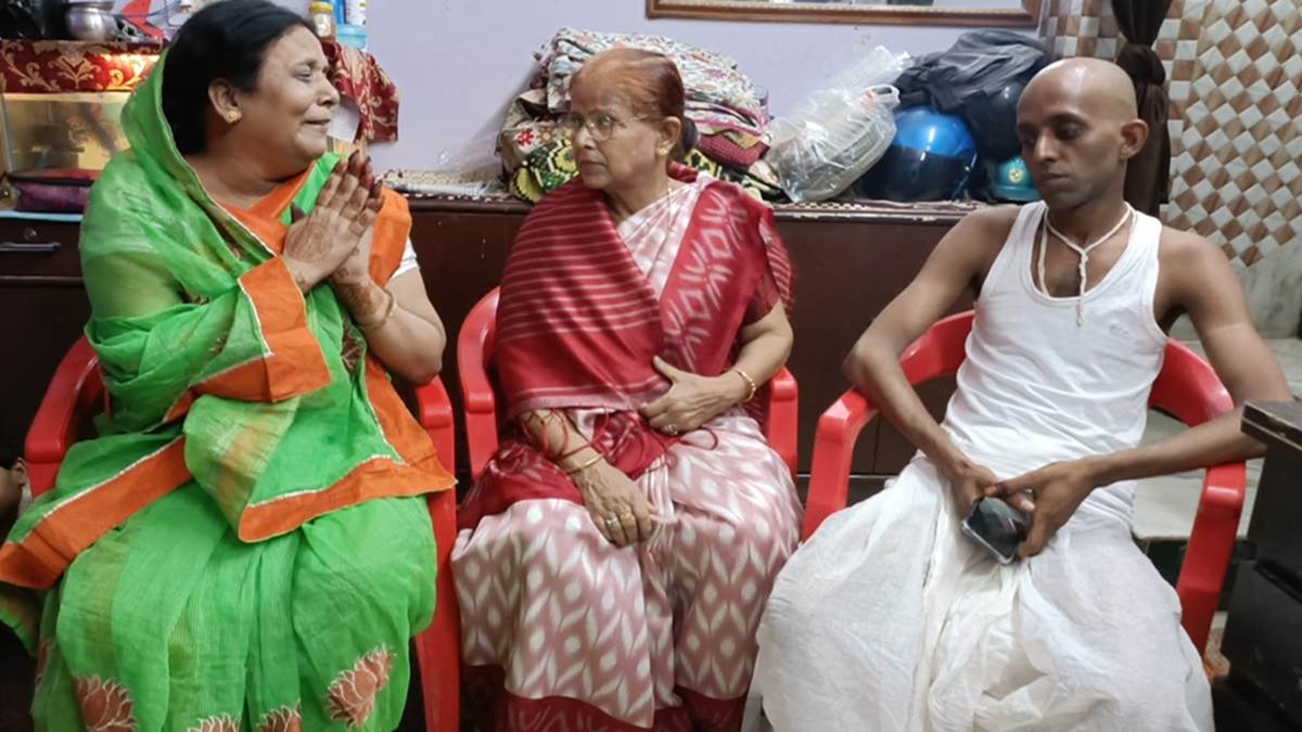 patna news the woman started folding her hands in front of the mayor then roared and pleaded