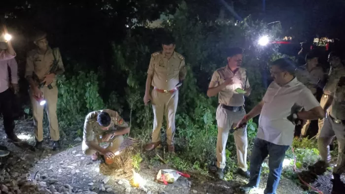 कानपुर में घटनास्थल पर जांच करते पुलिस अधिकारी।