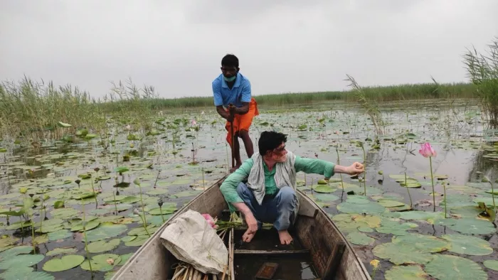 Vaishali Tourist Place: बरैला झील में नौका विहार करते स्थानीय लोग।